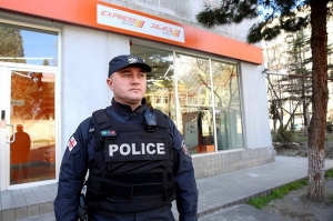 „საქართველოს ბანკის“ ფილიალის დაღაჩაღების ბრალდებით თბილისში 30 წლის კაცი დააკავეს