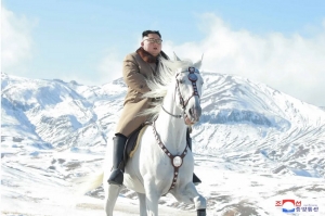ჩრდილოეთ კორეის ლიდერი წმინდა მთაზე თეთრი ცხენით ავიდა