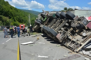 თბილისსა და ანანურში ავტოავარიების შედეგად 5 ადამიანი დაიღუპა