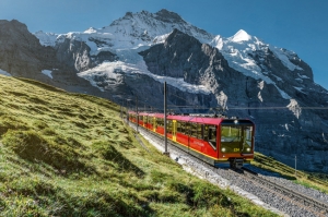 ფოტოზე ვიწროლიანდიანი რკინიგზა შვეიცარიაში