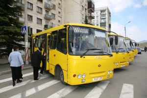 ყვითელ ავტობუსებზე ტექდათვალიერების ყალბი დასკვნის გაცემისთვის 4 პირი დააკავეს