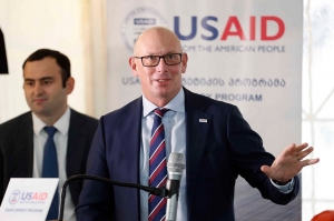 ფოტოზე - პიტერ ვიბლერი USAID/საქართველოს მისიის დირექტორი