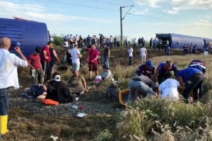 თურქეთში მატარებელი რელსებიდან გადავიდა, დაიღუპა 10 ადამიანი