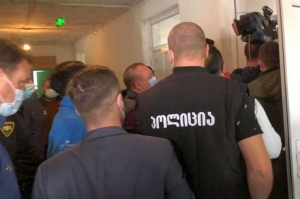 პოლიციელებმა ჟურნალისტებს ყარაჯალას 38-ე უბანი დაატოვებინეს