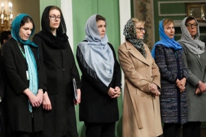 შვედეთის ფემინისტური მთავრობის წევრები ირანის პრეზიდენტს თავსაბურავებით შეხვდნენ