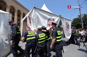 რუსთაველის გამზირზე მოძრაობა აღდგა, პოლიციამ კარვები პარლამენტის წინ გადაიტანა