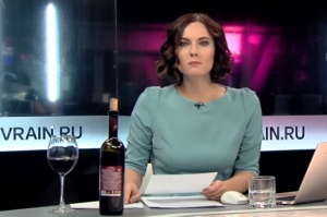 რუსული ტელეარხის წამყვანს საინფორმაციო გამოშვების დროს წინ ქართული ღვინო ედგა