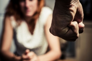 ცოლზე სისტემატური ძალადობის ბრალდებით მამა-შვილი დააკავეს