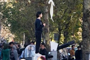 ქუჩაში ჰიჯაბის მოხსნის გამო ირანში ქალს 2 წლით პატიმრობა მიუსაჯეს